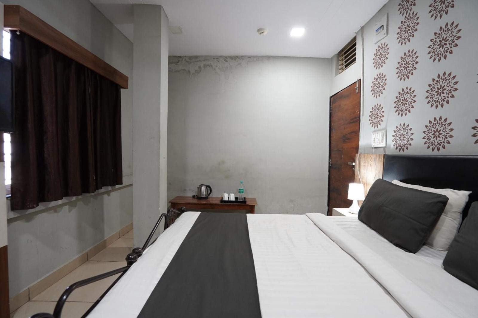 Hotel Sai Inn, Ahmedabad Airport Exteriör bild