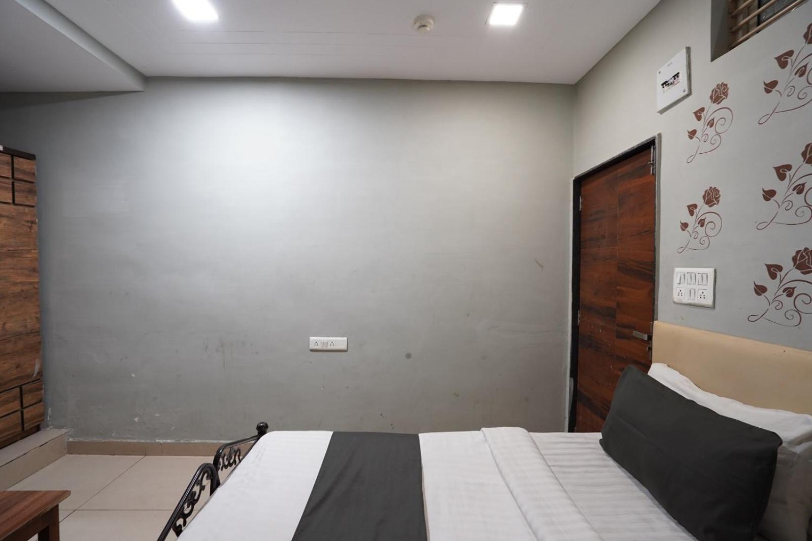 Hotel Sai Inn, Ahmedabad Airport Exteriör bild
