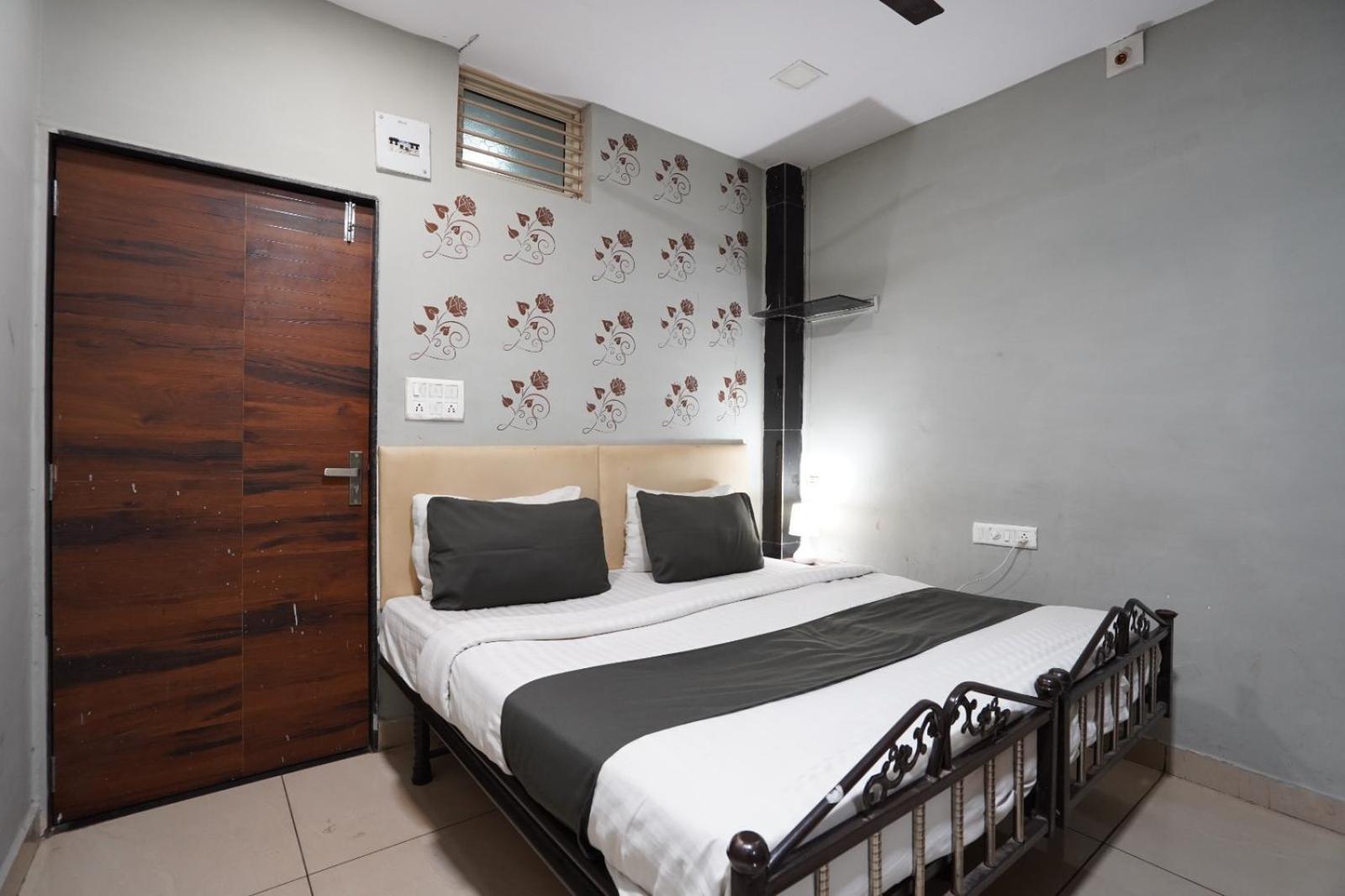 Hotel Sai Inn, Ahmedabad Airport Exteriör bild