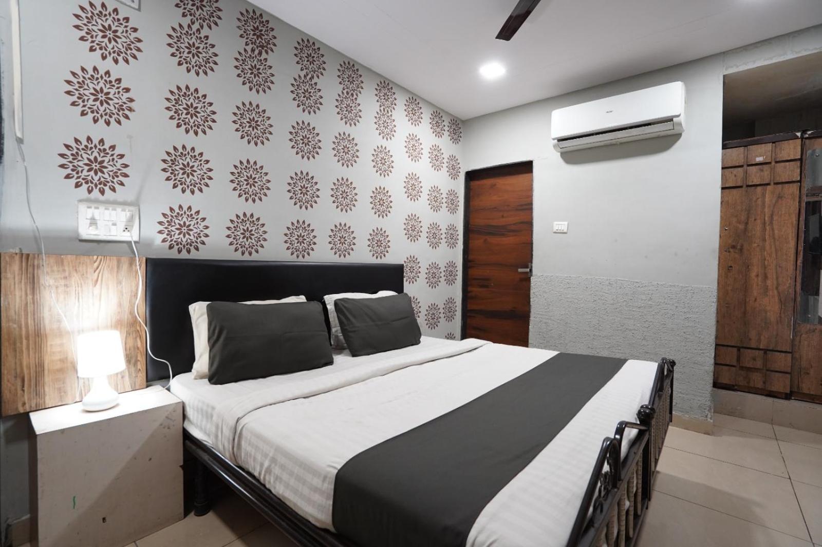 Hotel Sai Inn, Ahmedabad Airport Exteriör bild