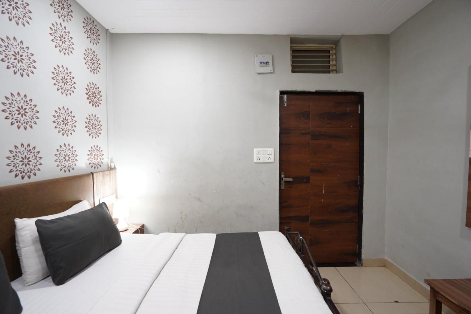 Hotel Sai Inn, Ahmedabad Airport Exteriör bild