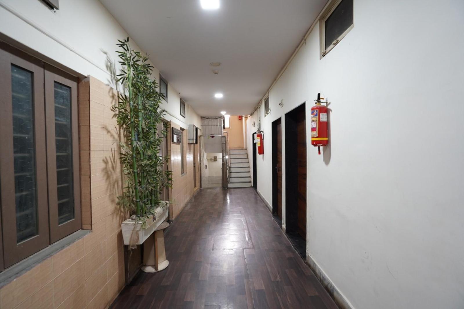Hotel Sai Inn, Ahmedabad Airport Exteriör bild
