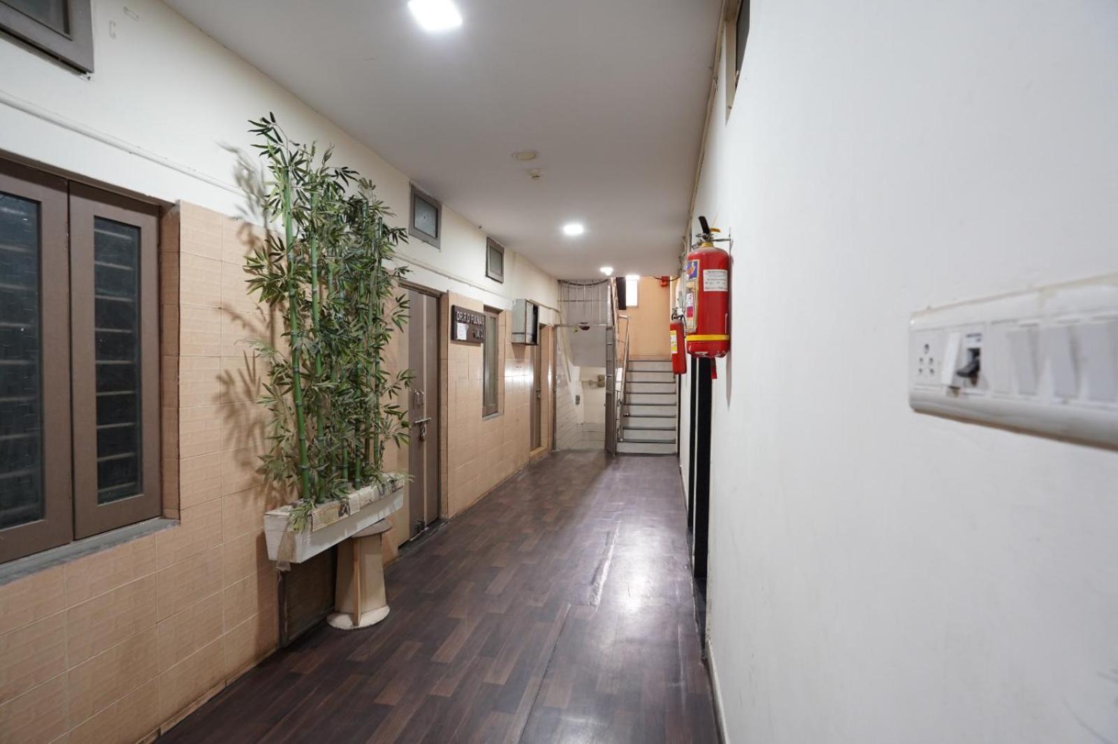 Hotel Sai Inn, Ahmedabad Airport Exteriör bild