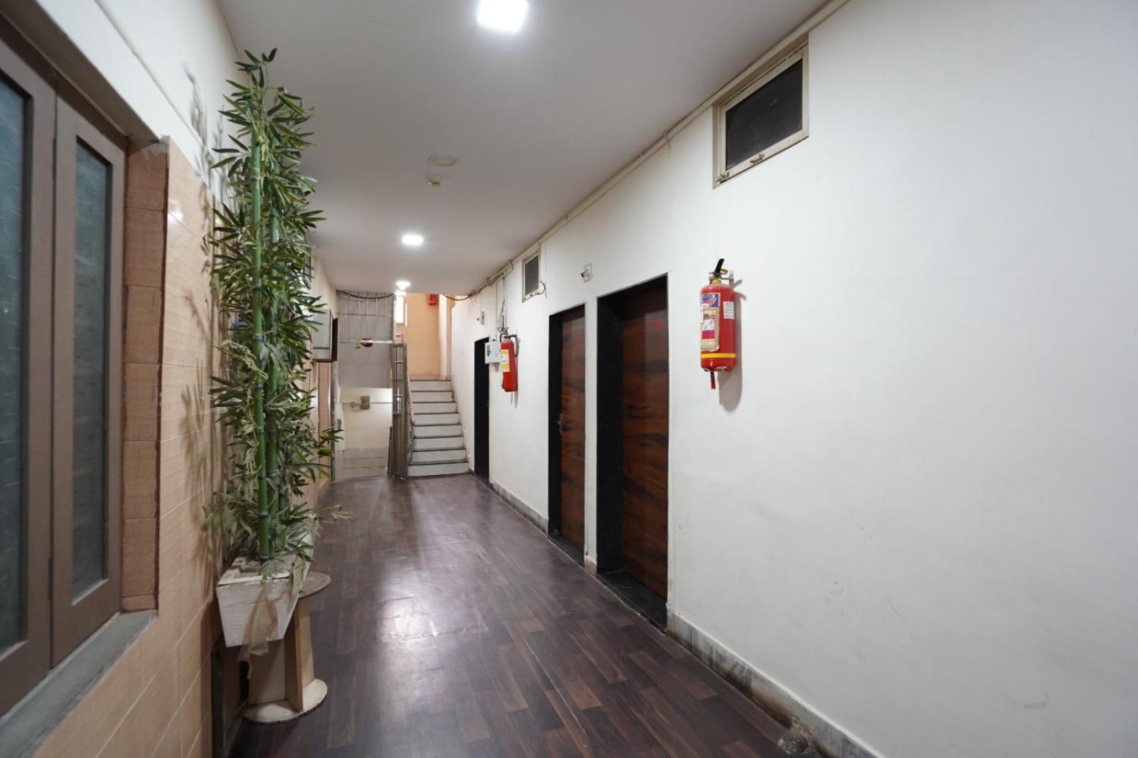 Hotel Sai Inn, Ahmedabad Airport Exteriör bild